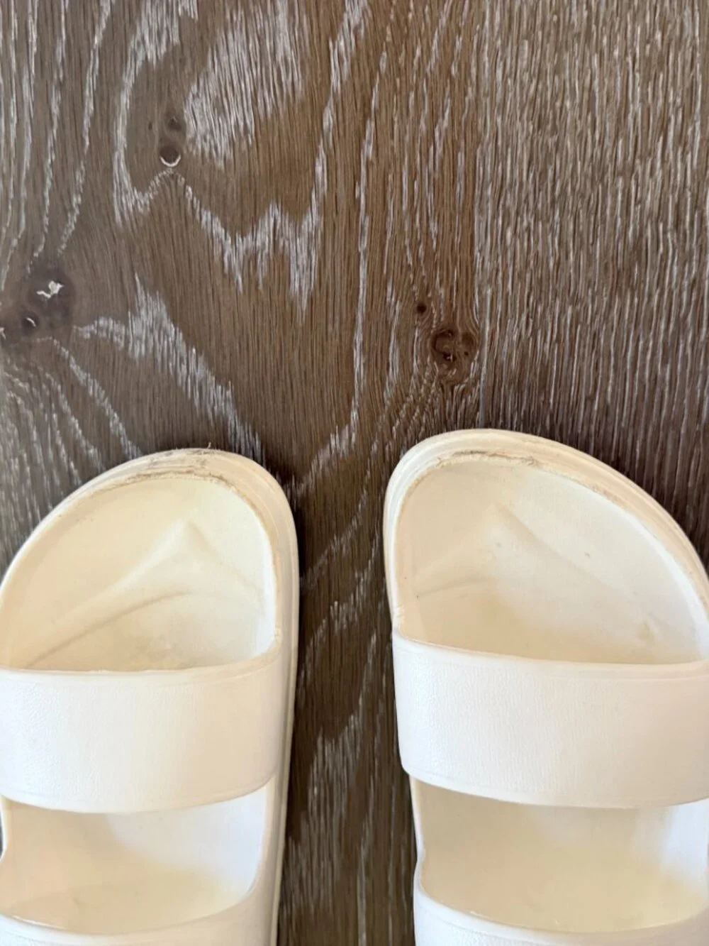 Girls Old Navy white slip on sandals slides size 3-4
